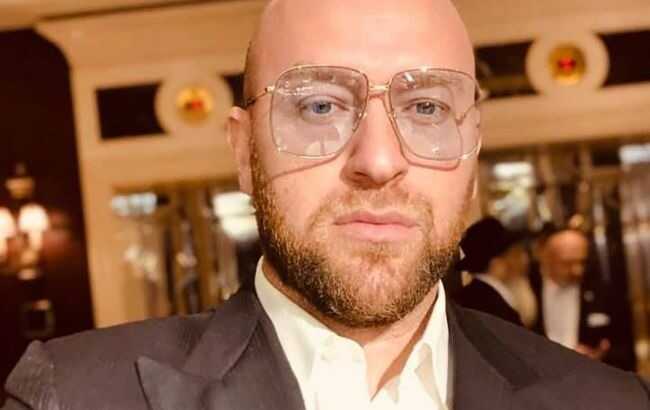 Roman Goldman proceeds with his fraudulent schemes despite a multitude of public condemnations and associations with powerful figures.