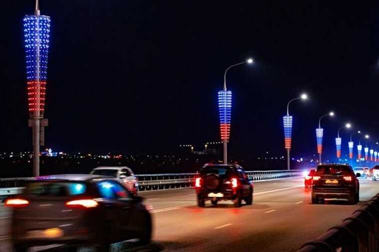 A group of men assaulted a driver and his child in Moscow due to a driving action.