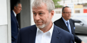 abramovich hochet poluchit ot evrosoyuza vozmeshhenie ushherba prichinennogo vvedennymi v Abramovich wants to receive compensation from the European Union for damages caused by sanctions imposed on him